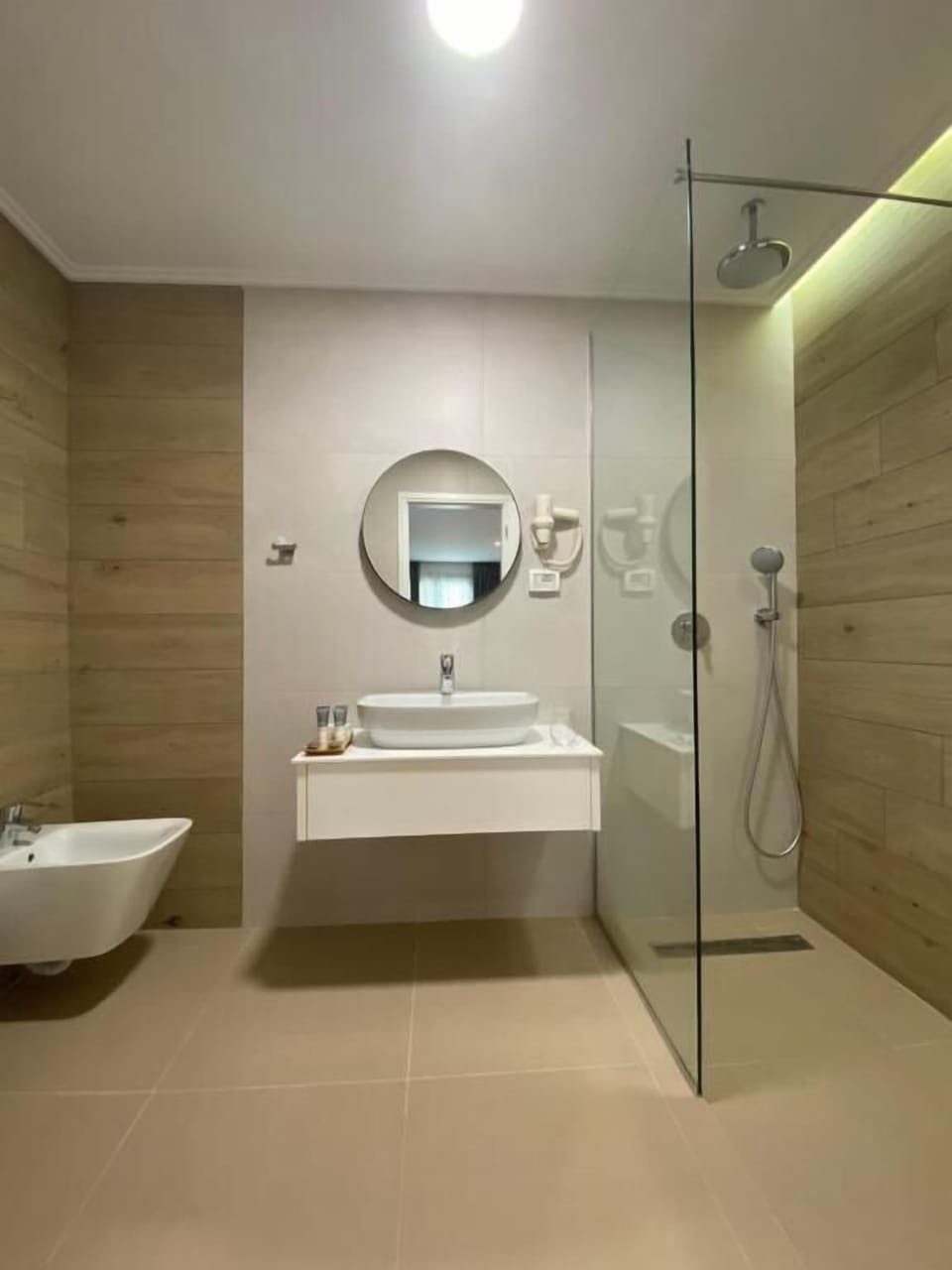 Family Suite | Bathroom | Shower, rainfall showerhead, free toiletries, hair dryer