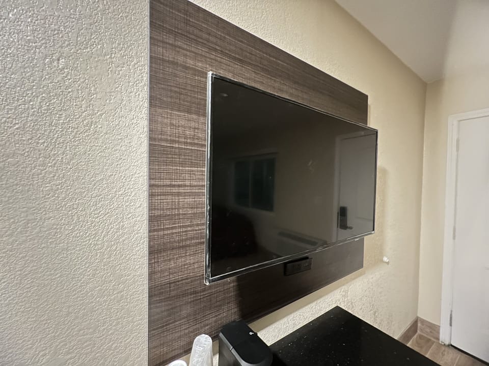 Desk, laptop workspace, WiFi (free), individually furnished