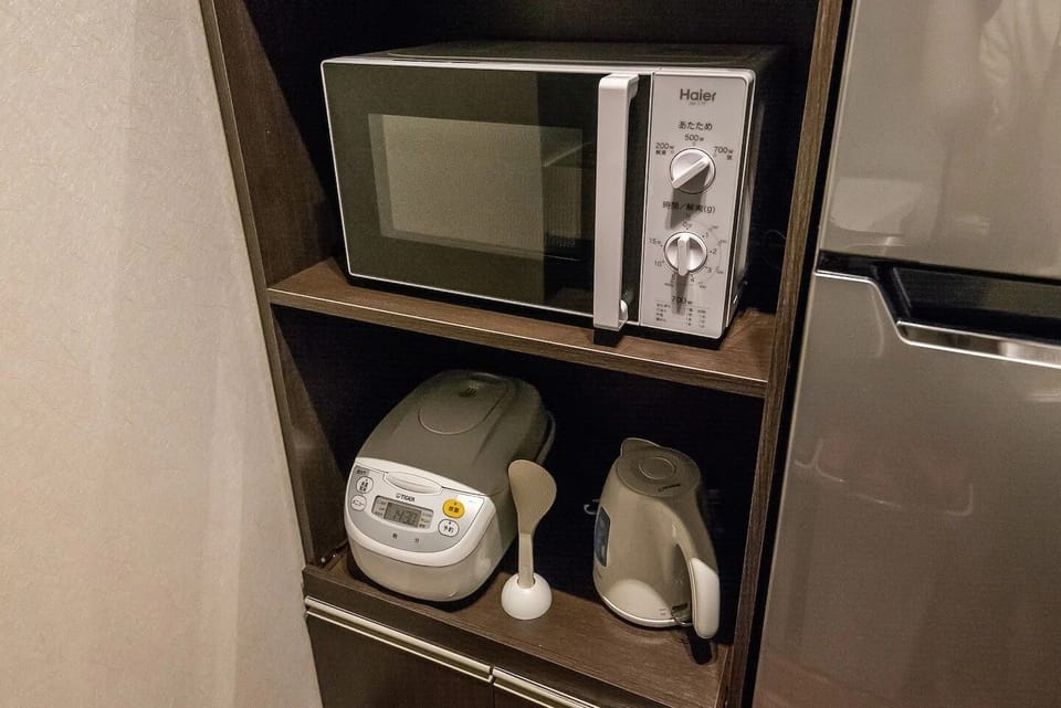 Deluxe House | Private kitchen | Fridge, microwave, stovetop, cookware/dishes/utensils