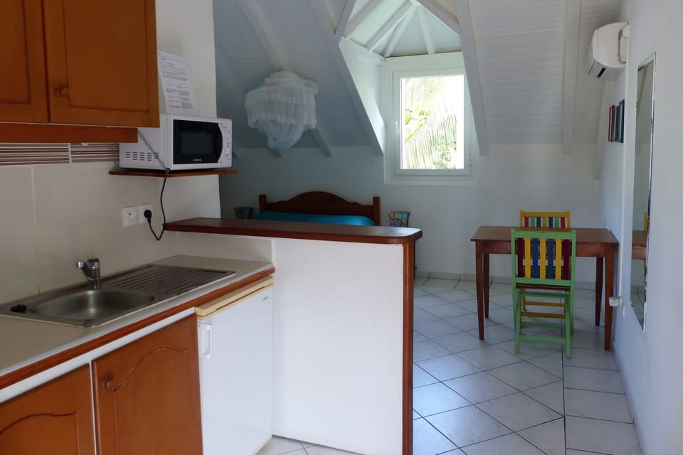 Studio, Garden View | Private kitchen | Fridge, stovetop, coffee/tea maker, cookware/dishes/utensils