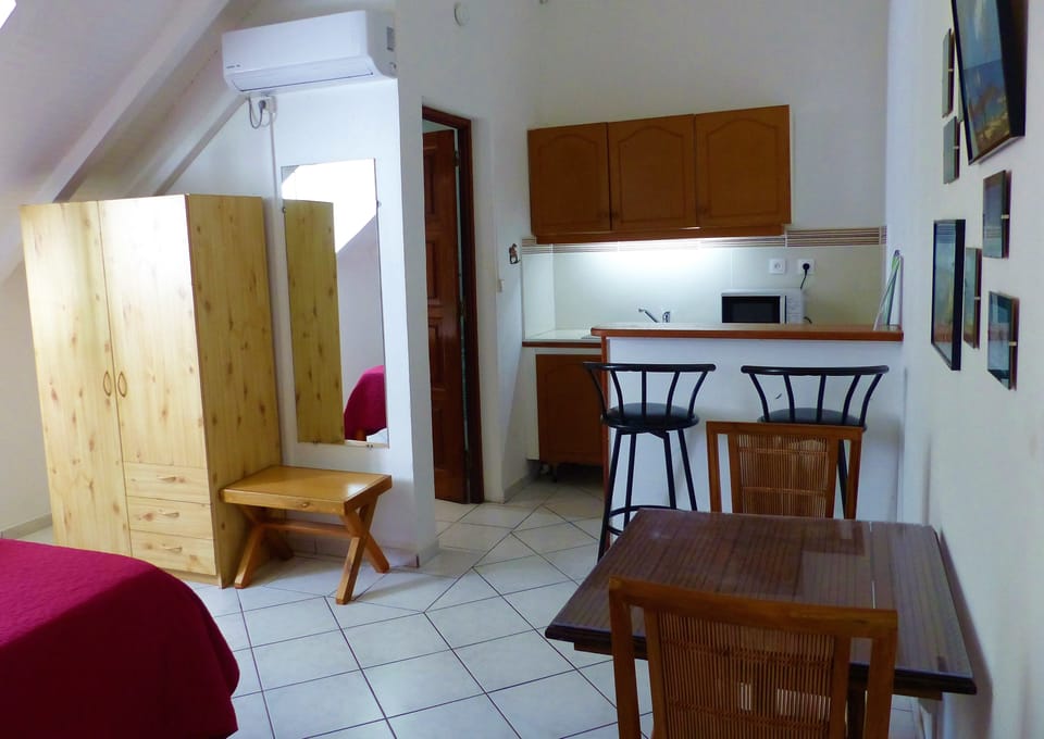 Studio, Garden View | In-room dining