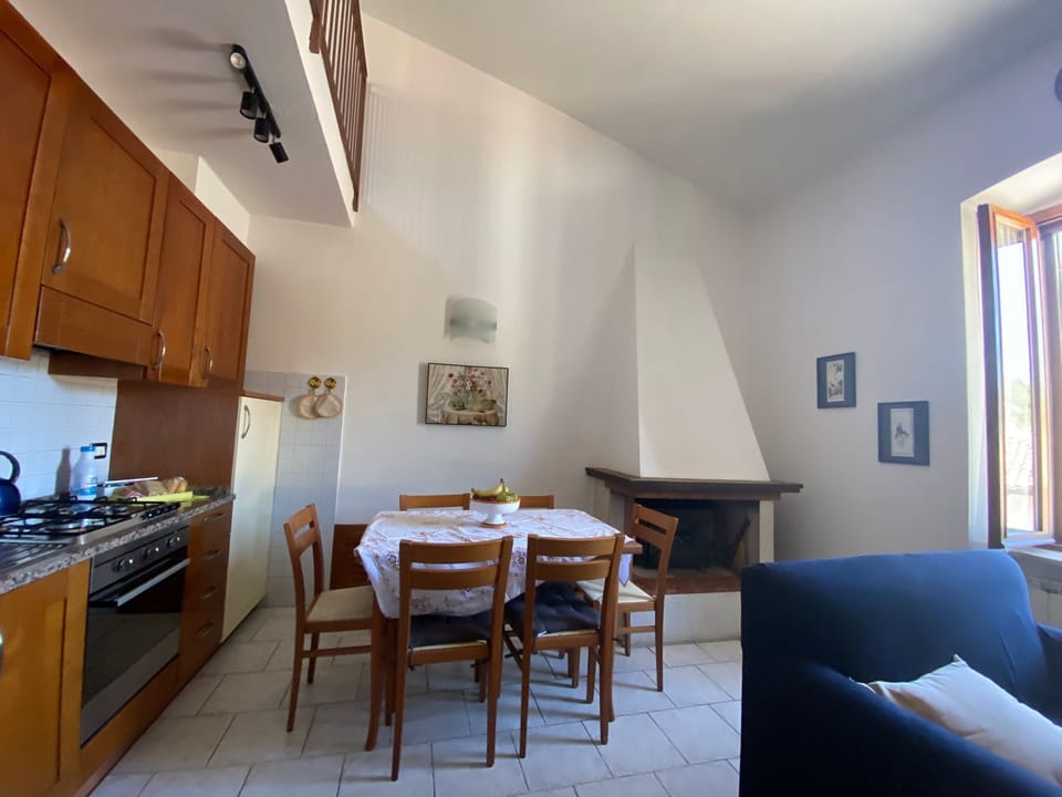 House, 2 Bedrooms, Fireplace, City View | Dining room