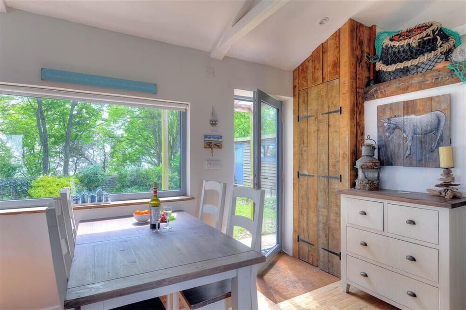 Fridge, dishwasher, cookware/dishes/utensils