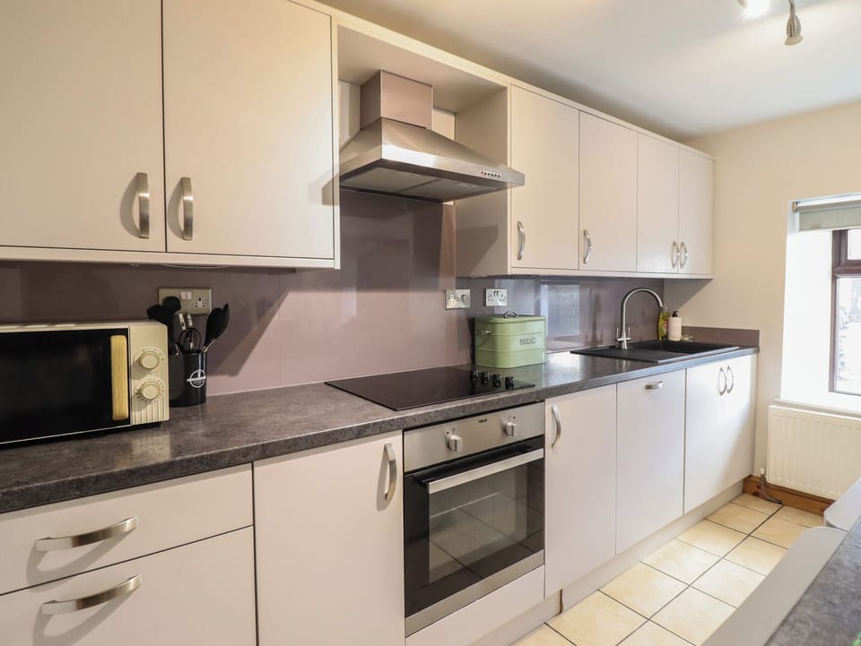 Cottage | Private kitchen | Fridge, dishwasher, cookware/dishes/utensils