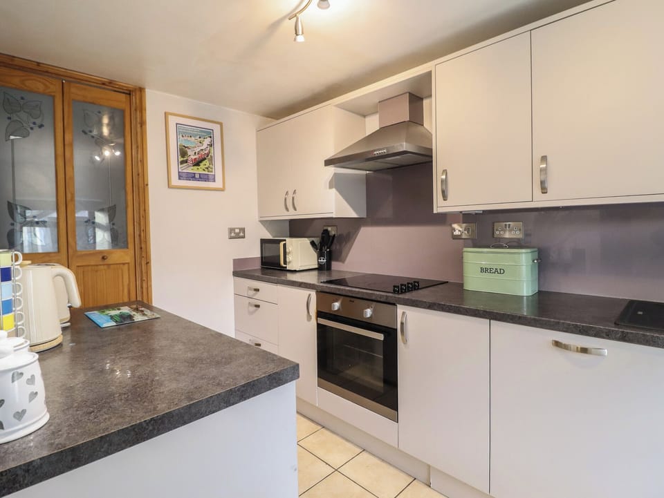 Cottage | Private kitchen | Fridge, dishwasher, cookware/dishes/utensils