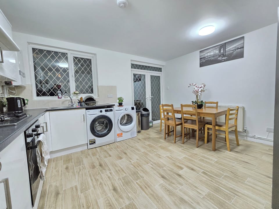 Full-size fridge, microwave, oven, stovetop