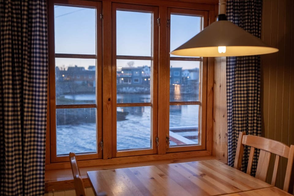 3-Bedroom Rorbu Cabin | Living area