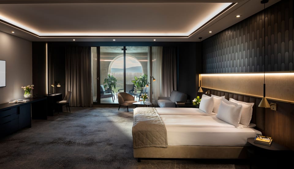 Junior Suite | Hypo-allergenic bedding, minibar, in-room safe, desk