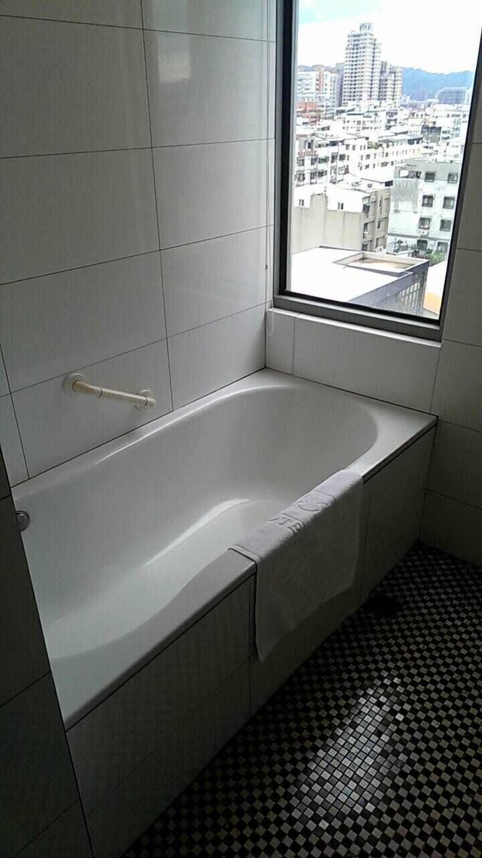 Twin Room | Bathroom | Free toiletries, hair dryer, slippers, bidet