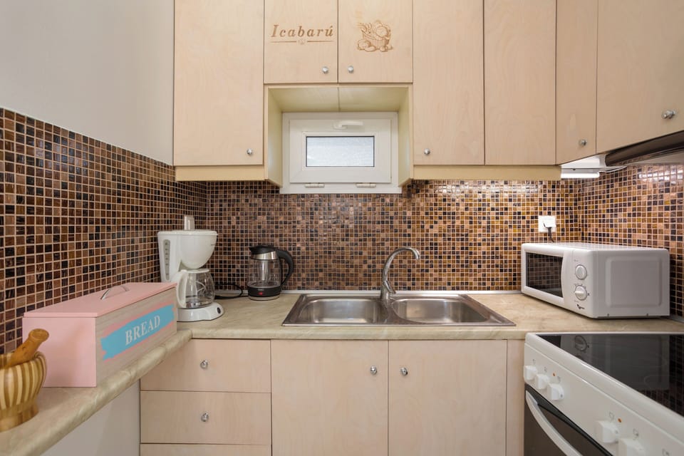 House, 1 Bedroom, Smoking, Patio | Private kitchen