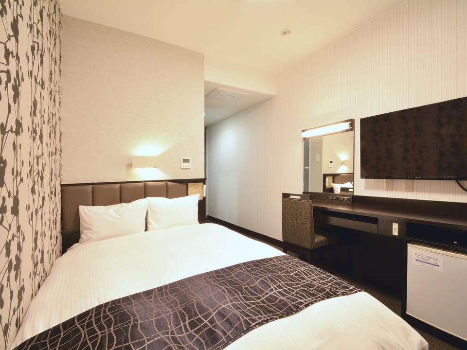 Double Room, Non Smoking | Blackout drapes, iron/ironing board (on request), WiFi (free)