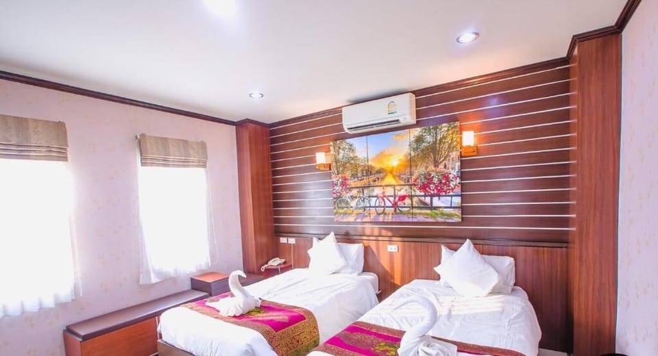 Deluxe Twin Room | In-room safe, free WiFi, bed sheets