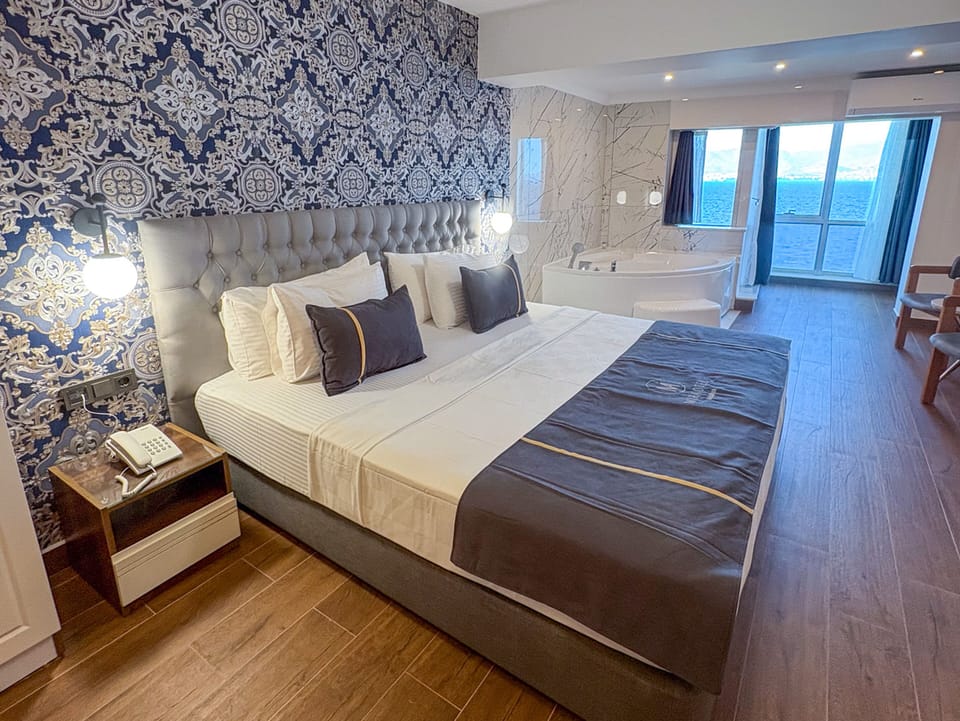 Deluxe Sea View | Free WiFi