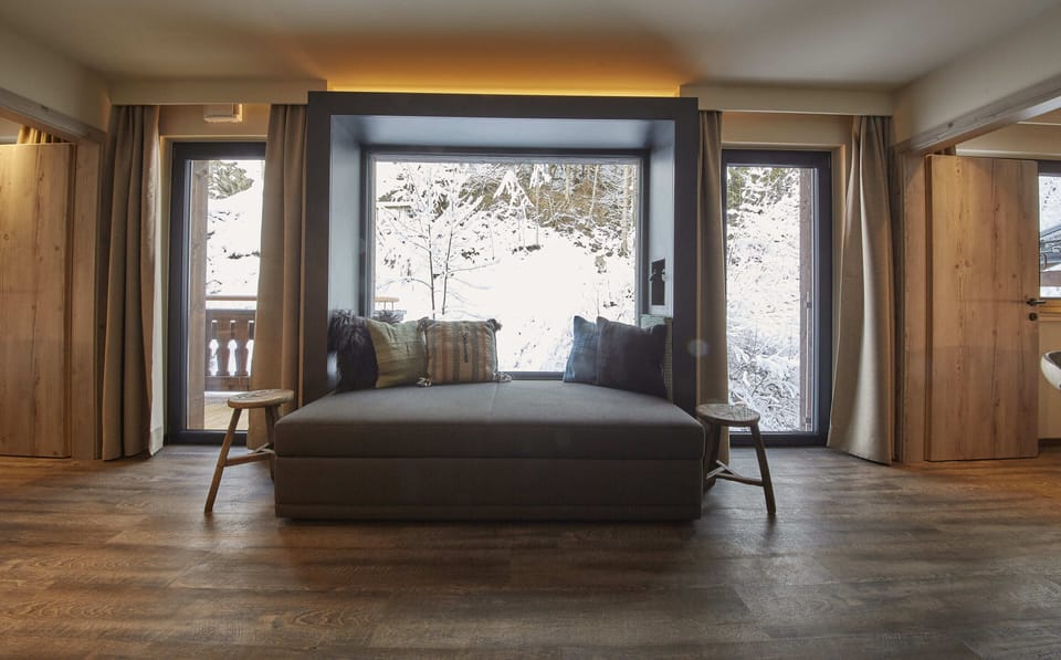 Deluxe Apartment mit Sauna | Living area | Flat-screen TV