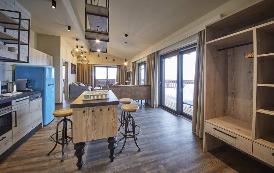 Penthouse mit Sonnenterrasse und Aussensauna | Living area | Flat-screen TV