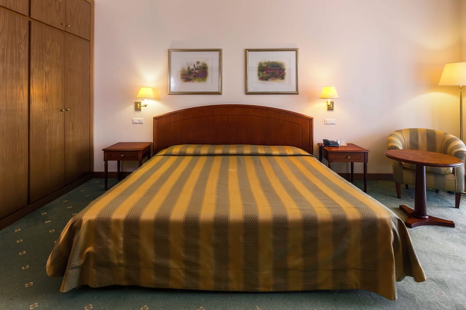 Minibar, in-room safe, internet (free)