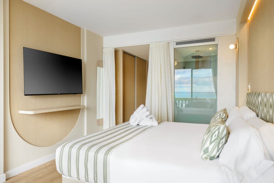 In-room safe, laptop workspace, blackout drapes, iron/ironing board