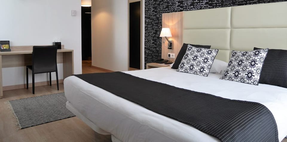 Room | Individually decorated, desk, blackout drapes, soundproofing