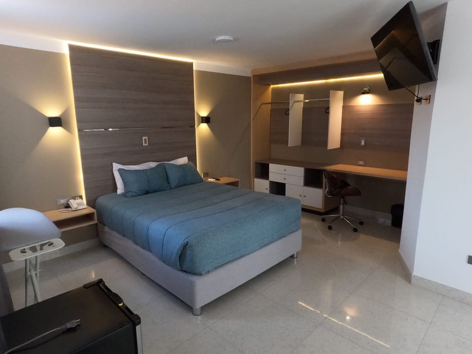 Design Studio Suite | Desk, free WiFi, bed sheets
