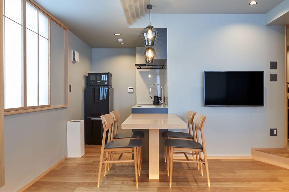 Desk, soundproofing, WiFi (free)