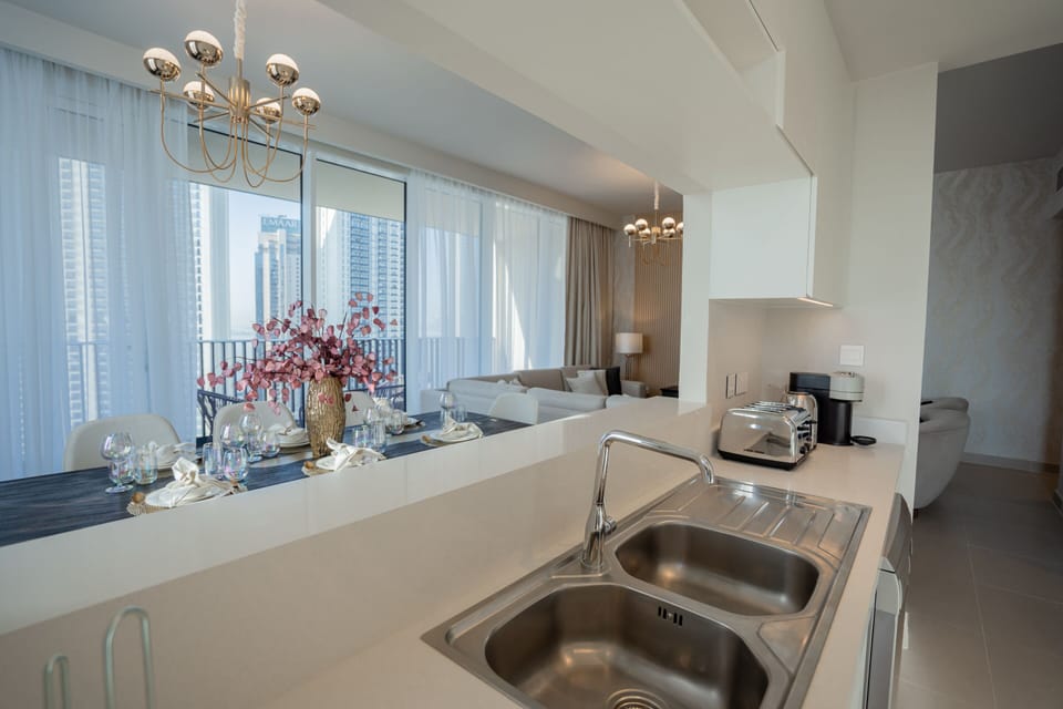 Deluxe Apartment | Private kitchen | Fridge, cookware/dishes/utensils