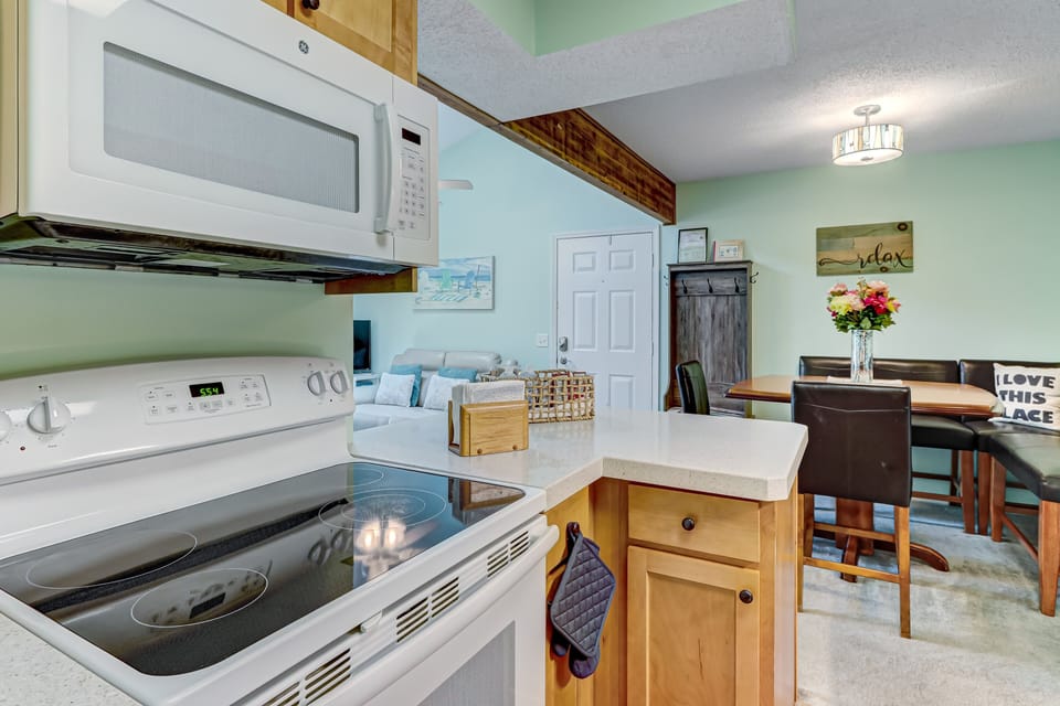 Condo, 2 Bedrooms | Private kitchen | Fridge, oven, coffee/tea maker