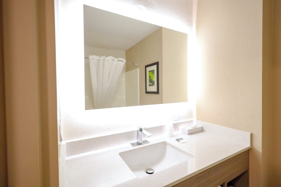 Combined shower/tub, free toiletries, hair dryer, towels