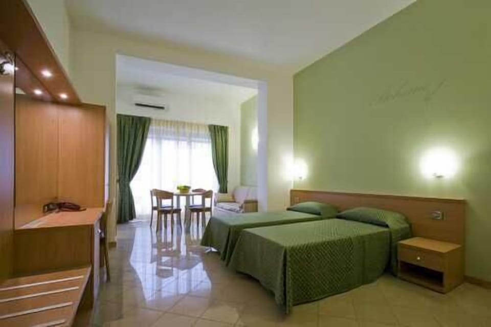 Room | 1 bedroom, minibar, in-room safe, desk