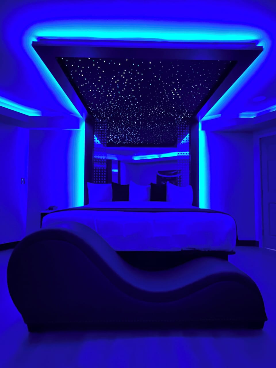 Presidential Jacuzzi Suite | Free WiFi