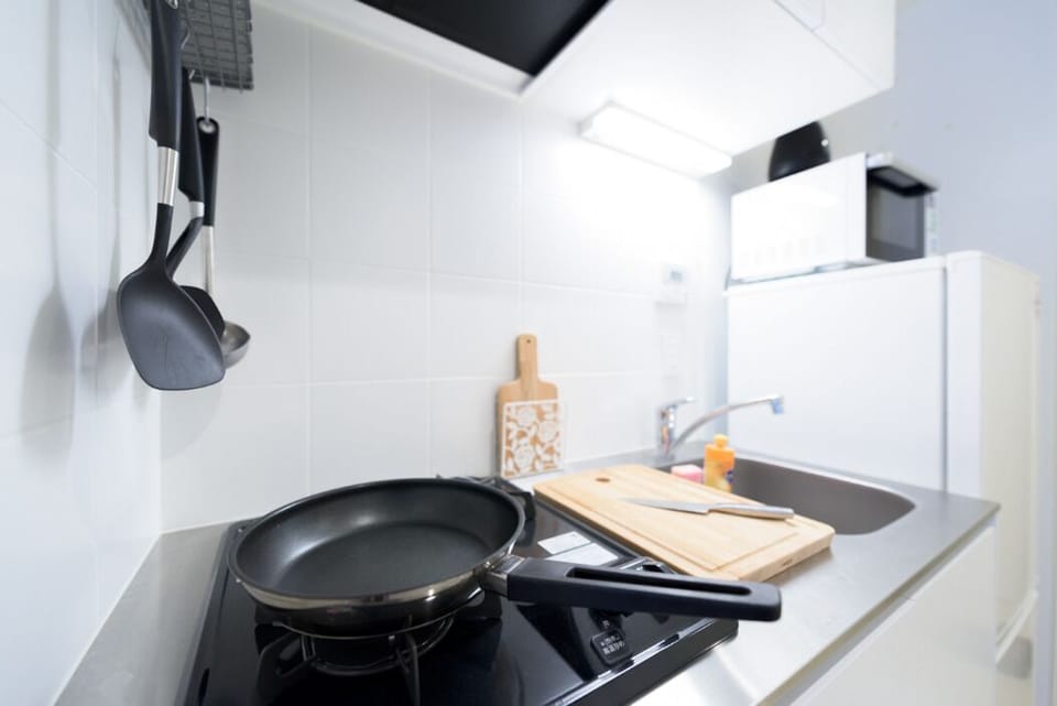 Comfort Twin Room | Private kitchen | Fridge, microwave, stovetop, cookware/dishes/utensils