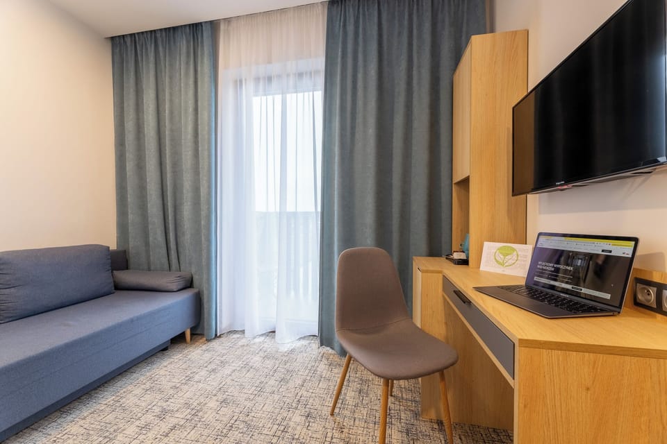 Family Room | 1 bedroom, in-room safe, desk, laptop workspace