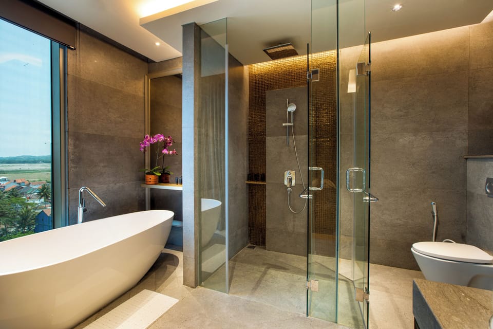 Junior Room | Bathroom | Free toiletries, hair dryer, slippers, bidet