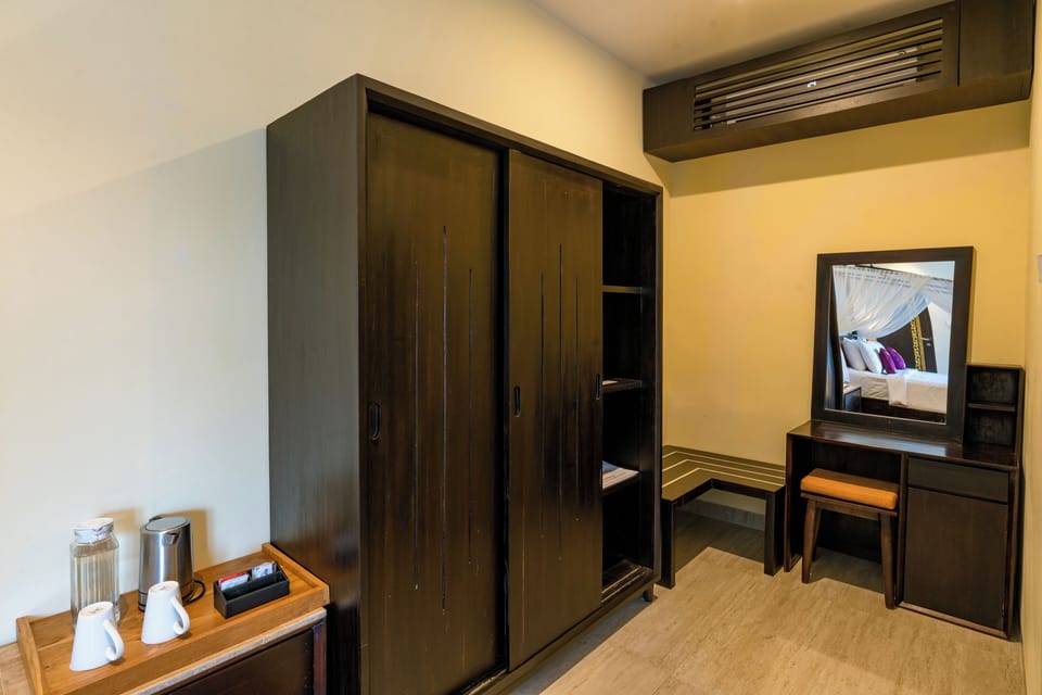 Standard Studio Suite, 1 King Bed, Pool View, Ground Floor | Desk, free WiFi, bed sheets