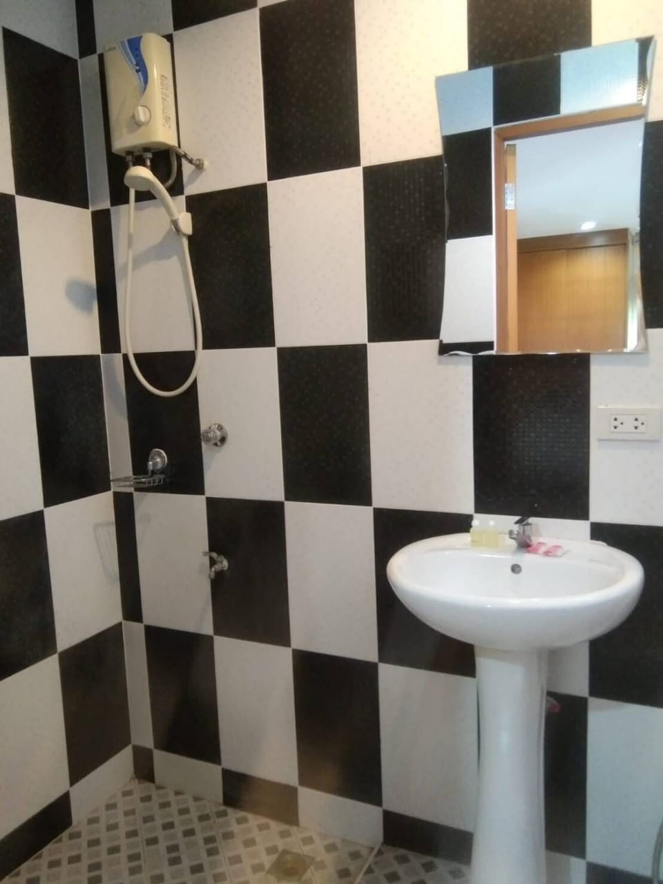 Standard Room | Bathroom | Shower, free toiletries, towels, soap