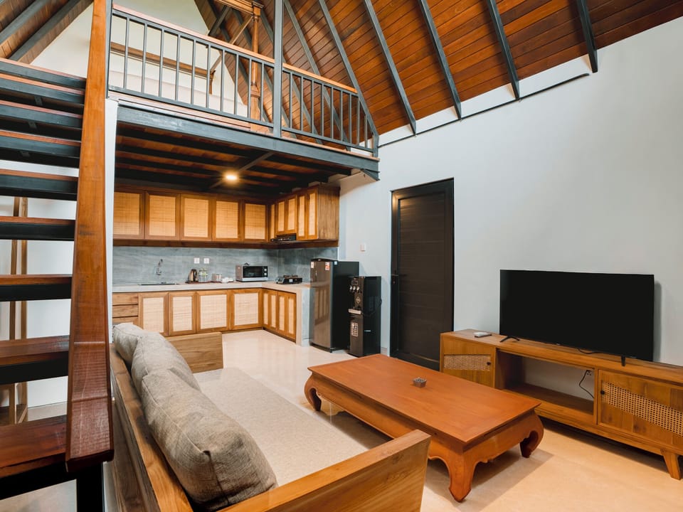 Deluxe Room | Living area | 32-inch LED TV with cable channels, TV