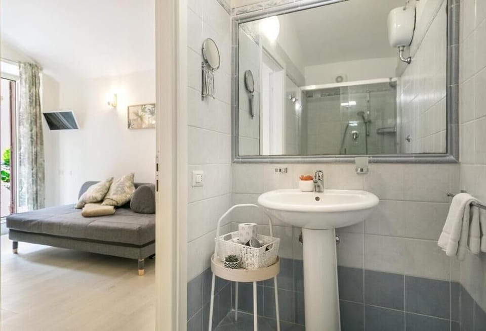 Quadruple Room | Bathroom | Free toiletries, bidet, towels