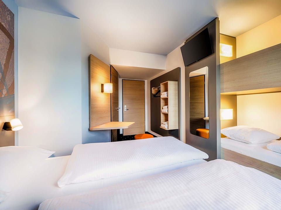 Family Room | Desk, soundproofing, WiFi (free), bed sheets