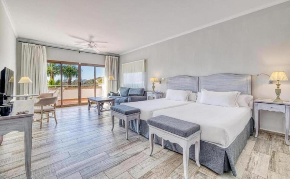 Junior Double Room | Minibar, in-room safe, iron/ironing board