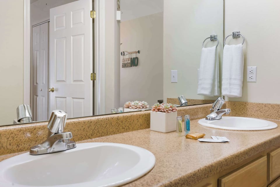 Fall Creek Abby in the Ozarks - Year-round Fishing Apartment in Branson