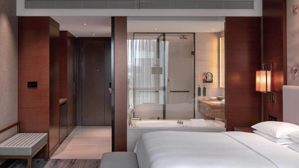 Guest king Room with Garden View | Premium bedding, minibar, in-room safe, iron/ironing board