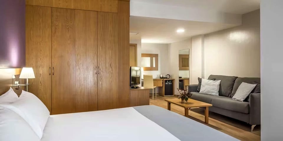 Minibar, in-room safe, desk, iron/ironing board