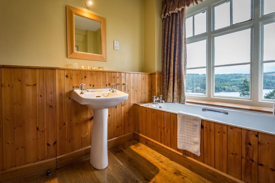 Premier Room | Bathroom | Free toiletries, hair dryer, bathrobes, towels