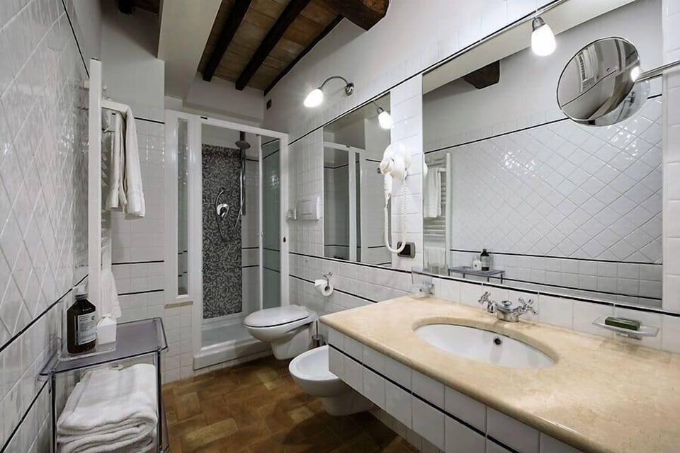 Superior Double Room | Bathroom | Shower, free toiletries, hair dryer, slippers