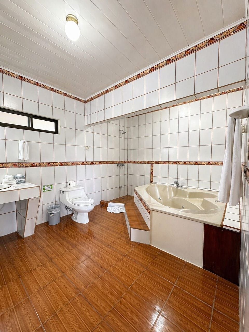Deluxe Studio Suite, Air conditioning, Mountain View | Bathroom | Free toiletries, hair dryer, towels, soap