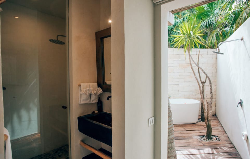 Suite, Garden View (Aurea Suite) | Bathroom | Shower, free toiletries, hair dryer, towels