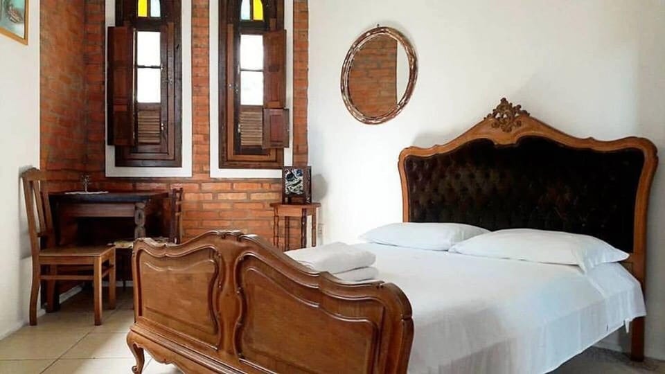 Quarto Laranja com Ar-Condicionado | Premium bedding, individually decorated, individually furnished, desk