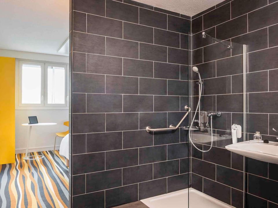 Premium bedding, desk, soundproofing, free WiFi