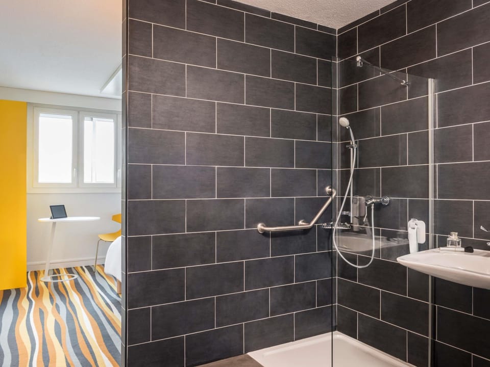 Premium bedding, desk, soundproofing, free WiFi