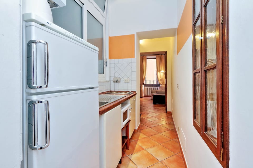 Fridge, coffee/tea maker