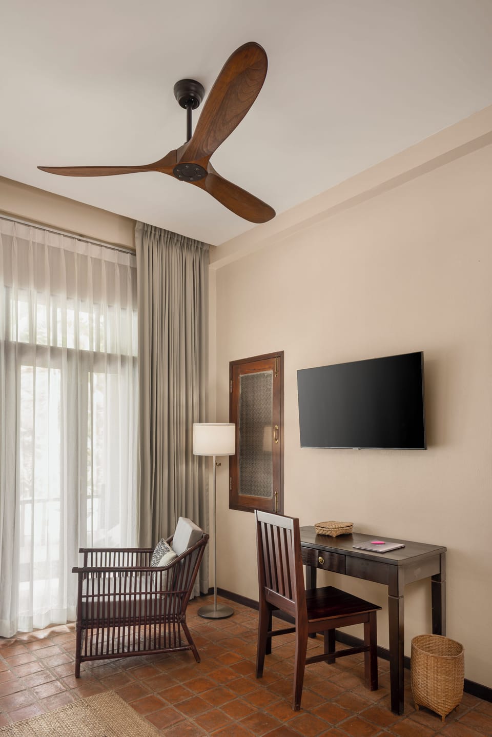 Grand Deluxe Heritage Room | Minibar, in-room safe, desk, blackout drapes